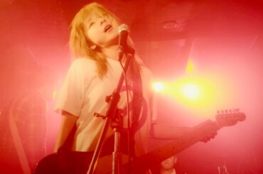 平祐奈、髪を振り乱しギターをかき鳴らす熱狂ライブに久保史緒里はもみくちゃ／映画『ネムルバカ』本編映像