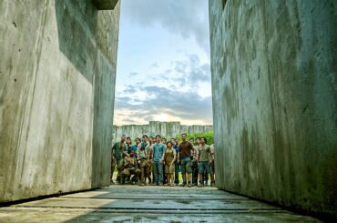 【映画紹介】ティーンエイジャーのグループが、記憶を失ったまま謎の迷路に閉じ込められて目覚め、彼の周りの壁が隠している死の秘密を発見する。