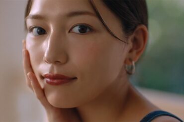 川口春奈、透明感あふれる美肌披露　プールで優雅な時間を過ごすシーンも　「＆be」新CMが公開