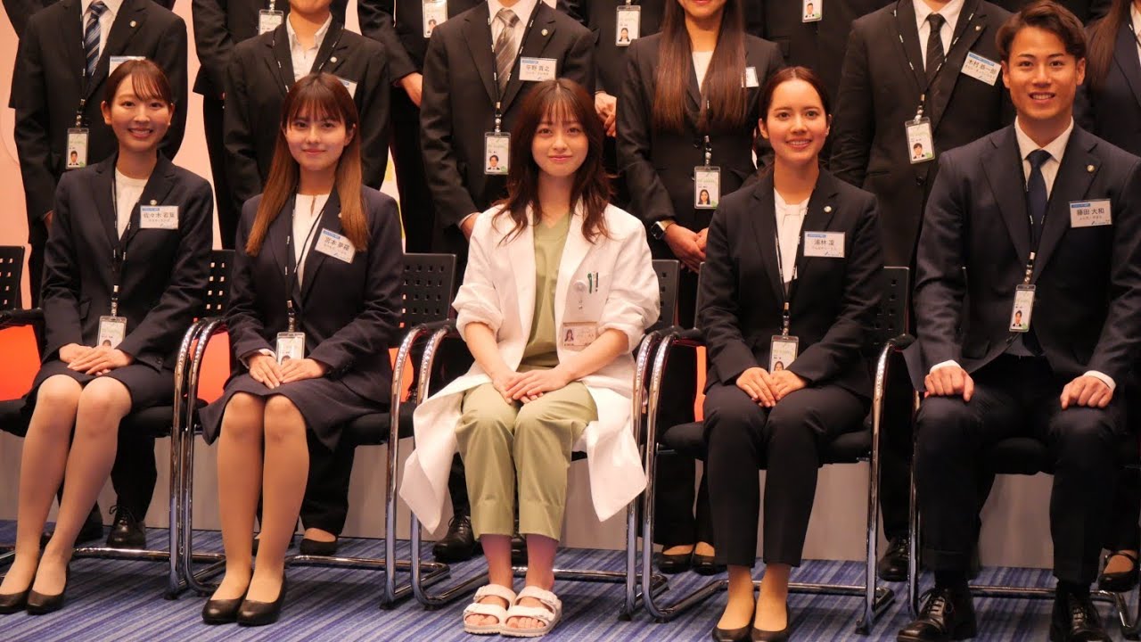 橋本環奈、テレビ朝日入社式サプライズで出席！新入社員とまさかの〝ご近所トーク〟に花咲かせる