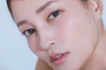 「暖かく過ごしてね」黒木メイサの大胆ファッションにツッコミ「お腹露出したら風邪ひきますよ」「そのポーズ可愛いすぎる」