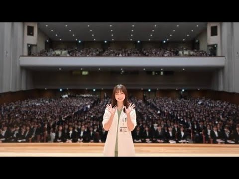 【衝撃サプライズ】橋本環奈が白衣姿で登場‼️昭和医科大学の入学式に感動の嵐✨未来の医師たちへ熱いエールを贈る【現地大歓声】