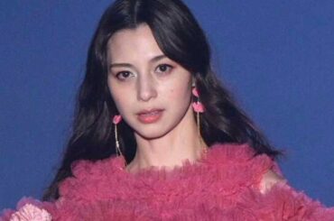 中条あやみ「TGC熊本」トップバッターで登場 個性派ボリューミードレス姿で圧倒的“美”