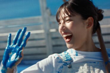 石井杏奈、ペンキまみれで満開笑顔！　キリン氷結新TVCM『氷結®ペンキを塗った日篇』
