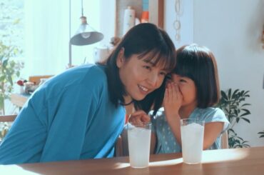 長澤まさみ、撮影の合間に子役とナイショ話！？愛おしい眼差しを送る母役に挑戦！CMソングにあいみょん「ラッキーカラー」