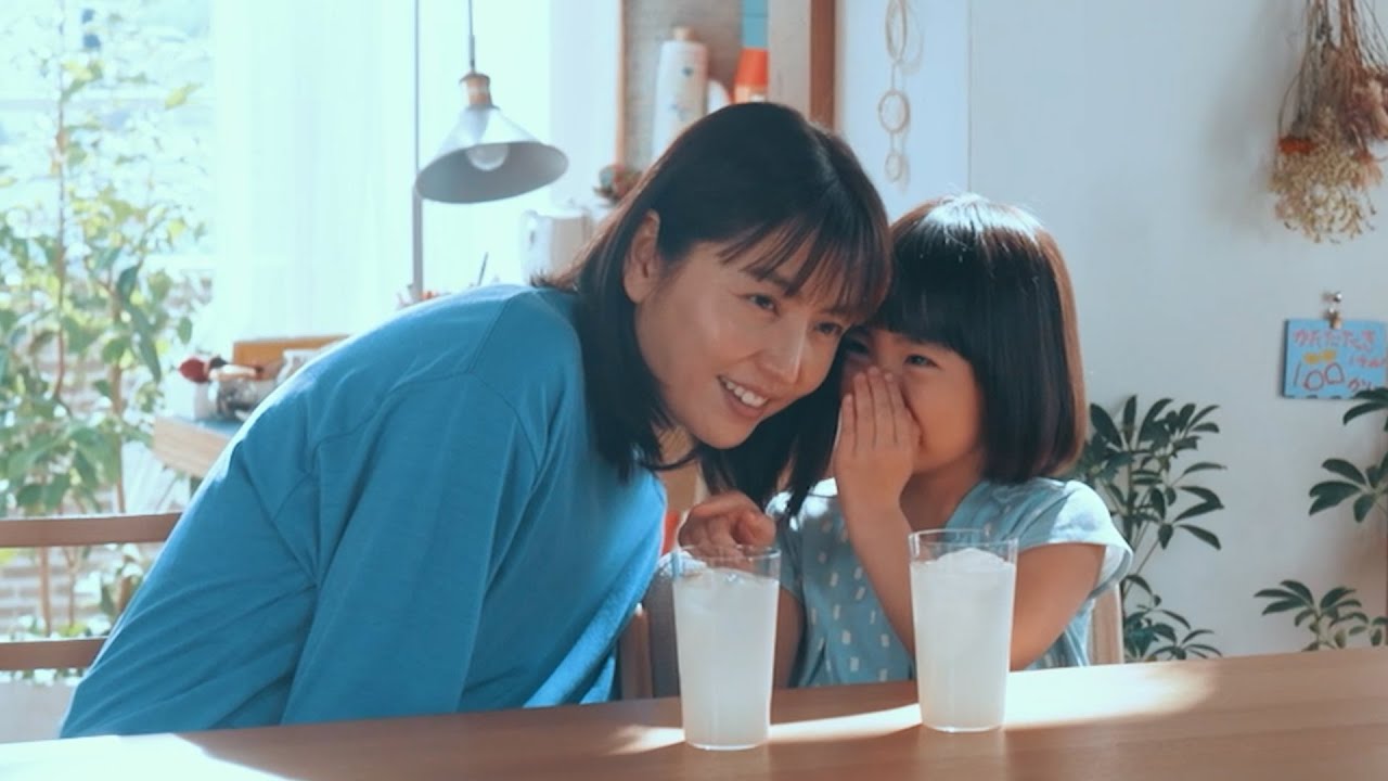 長澤まさみ、撮影の合間に子役とナイショ話!?愛おしい眼差しを送る母役に挑戦!CMソングにあいみょん「ラッキーカラー」 長澤まさみ、撮影の合間に子役とナイショ話!?愛おしい眼差しを送る母役に挑戦!CMソングにあいみょん「ラッキーカラー」