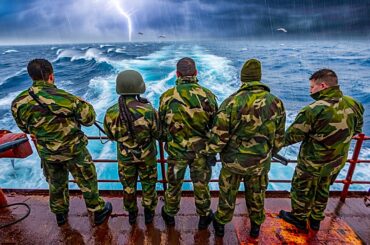 【映画紹介】水没した世界の塔に閉じ込められた5人の兵士が、人類の最後の希望が消え去る中、救援を待ちながら生き残る必要がある。