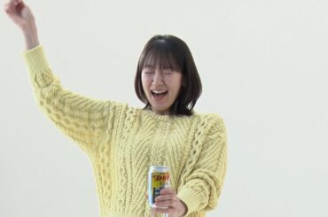 吉岡里帆、全力演技で吹き出る泡にビックリ！？メイキングカメラへの手振の神対応も！　『アサヒ ジョッキ缶シリーズ』新TVCMメイキング