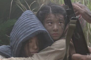 さとうきび畑の唄－美知子(黒木瞳)や春子(大平奈津美)たちが生きるために投降する