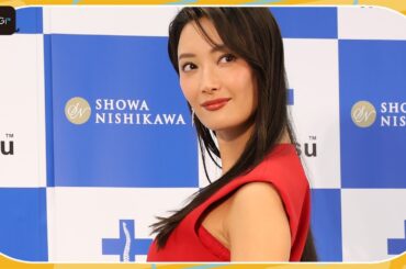 菜々緒、真っ赤なノースリーブのセットアップを着こなす　アクセでより華やかに