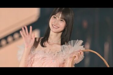 B1- 【ガルアワ】生見愛瑠、ミニ丈ドレスから美脚チラリ ふんわり笑顔で観客を魅了