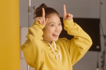 今田美桜、おちゃめポーズに自ら大ウケで笑い止まらず！？　『タウンワーク』TVCM 「タウンワークのうた」立っている篇