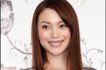 蛯原友里、45歳の美貌に驚きの一方「全部癖が強い」「鯉のぼり？」個性的“若見え”コーデにツッコミ殺到
