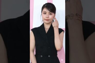 ＜久間田琳加＞すらり美脚のミニスカコーデ　ウエストマークでスタイルアップ