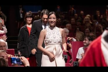 広瀬すず主演「遠い山なみの光」カンヌ映画祭公式上映で5分間スタンディングオベーション！白のドレスは…