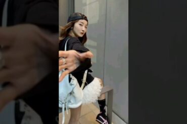 「クロムで揃えてみた」板野友美 美脚際立つミニスカ私服ショット披露に絶賛の声「反則です」「素敵すぎる」