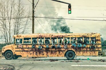 【映画紹介】呪われたおもちゃの猿が数十年ぶりに再び現れ、静かな小さな町全体で一連の残酷で説明のつかない死を引き起こす。