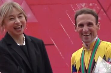 【オークス表彰式他】優勝馬カムニャック号（A.シュタルケ騎手）※プレゼンターは山口智子氏　2025年5月25日（日）東京競馬場