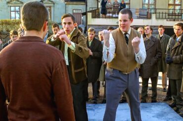 【映画紹介】これらのエリート校のいじめっ子たちは、相手が暴力的な環境で育ち、残忍な格闘家だったことを知らずに、間違った生徒を屈辱的に扱った。