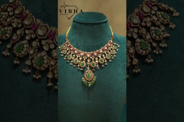 重厚なデザイナージュエリーを、他にはない価格でご提供します。Vibha Jewellers | リッチデザイン | ゴールド