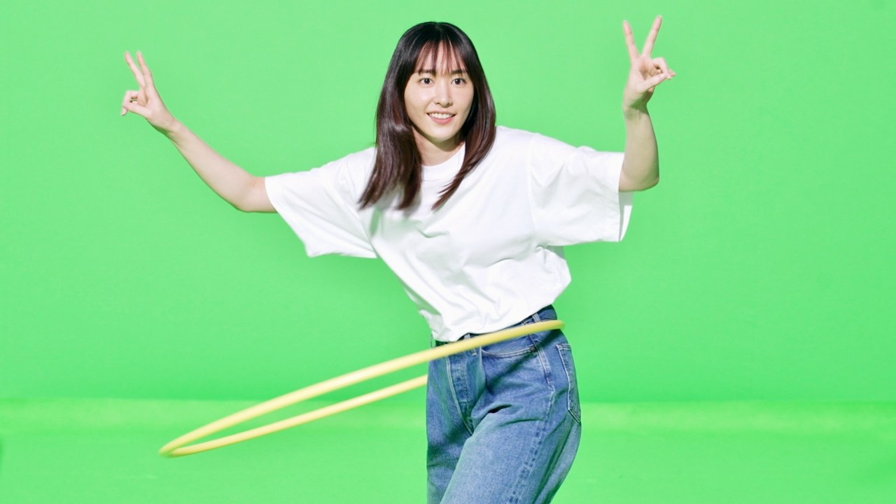 新垣結衣、フラフープ超上手い!ダブルピースしながら余裕の表情/アサヒ 十六茶 CMメイキング 新垣結衣、フラフープ超上手い!ダブルピースしながら余裕の表情/アサヒ 十六茶 CMメイキング