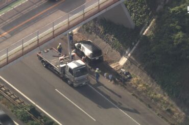 「高速道路に車が落ちた」乗用車が橋の脇から東名高速の上り線に転落 子ども2人が病院に運ばれる　運転手は逃走中＝静岡・浜松市【速報】