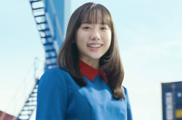 芦田愛菜、青いコンテナに扮し登場!?　力強いまなざしで語りかける　鈴与 新CM「物流で、未来を解く。」編
