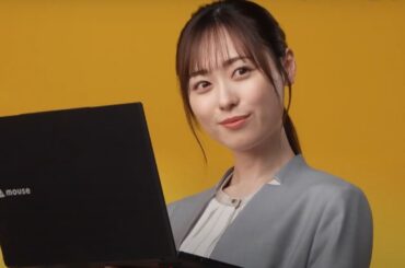 “まいんちゃん”福原遥がスーツでキリリ！　ふんわり“おうち時間”スタイルも　マウスコンピューターCM＆メイキング映像