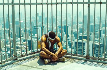 【映画紹介】ある男性が新しいアパートに引っ越したが、最上階に一人で閉じ込められ、ゴキブリと雨水以外に食べるものがない状況に陥った。