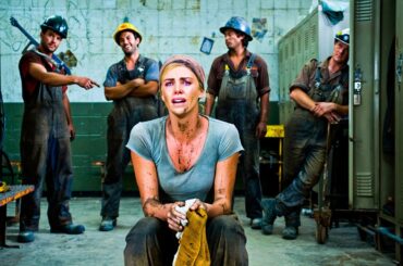 【映画紹介】17年間、彼女は労働者たちによるいじめと屈辱に耐え続けたが、ついに鉱山会社を訴えて5000万ドルの勝訴を勝ち取った。