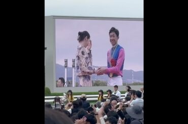 [笑顔の一面も] 長澤まさみ×武豊！ 宝塚記念2025の表彰式にて黄金コンビの写真撮影会！ #メイショウタバル #宝塚記念 #競馬 #武豊 #長澤まさみ #shorts