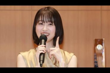 「Ｅーライン大賞」受賞の高橋ひかる　チャームポイントを指さし「逆マリリンモンロー」