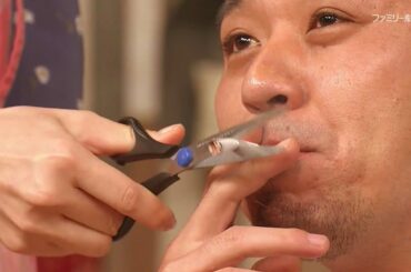 【志村でナイト】「第48回」より千鳥・大悟さんのタバコを足立梨花さんがハサミで切るシーン