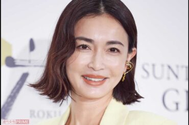 長谷川京子、ミニ丈にルーズソックスの最新近影が「アラフィフでこれは最強」美しすぎる私服ショットに大反響