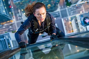 【映画紹介】彼女は静かな窓清掃員を装っているが、少女が誘拐されると、長年隠していた冷酷な戦闘技術を解き放つ。