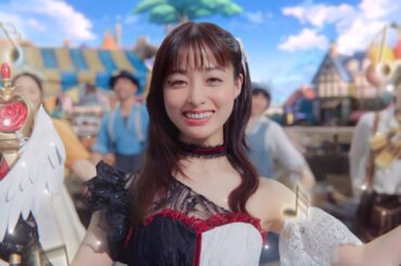 橋本環奈、肩出し大人ドレスで歌い踊る！CVを務めた特別コラボキャラクター「奈々子」として登場　異世界のんびりライフ新CM