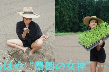 もはや“農園の女神”…！ローラ、ショーパン＆麦わら帽子の畑仕事姿が「絵になりすぎる」と大反響