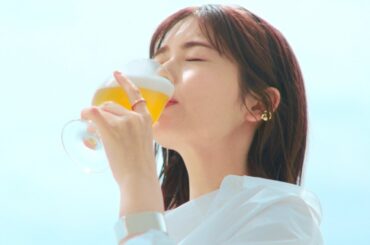 小芝風花、いい飲みっぷり披露　堤真一からの手紙に思わずツッコミ!?　「キリン一番搾り ホワイトビール」新CM「堤さんからの手紙大反響」編