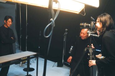 反町隆史、妻・松嶋菜々子にカメラを向けられ照れ笑い　夫婦仲睦まじいCMメイキング映像　SHISEIDO MEN 新アルティミューン新CM「あなたは、変わらない」篇