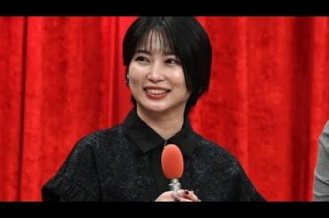 ＜志田未来＞シックな黒のワンピで美脚ちらり　ダークカラーのネイル、シルバーアクセで華やかに