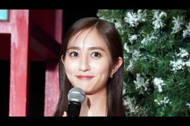 堀田茜、正装した花柄のオフショルドレス姿の微笑みショットに「眩しい」の声＜まどか26歳、研修医やってます！＞