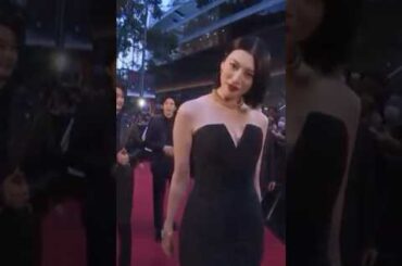 【闇に浮かぶ、美の極点──三吉彩花】