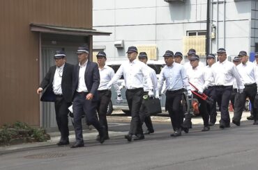 【大阪や！】山口組系弘道会傘下の暴力団事務所に大阪府警が家宅捜索　なかなか開かないシャッターに捜査員「早よ開けろ！」【捜索の一部始終】