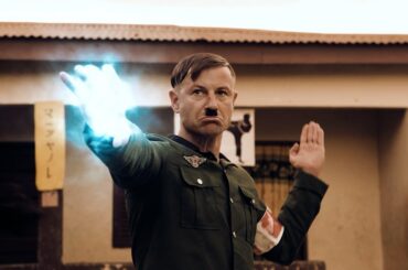 若本規夫ナレーションの爆笑必至の日本版予告！映画『アフリカン・カンフー・ナチス２　逆襲のロボトラー』予告編