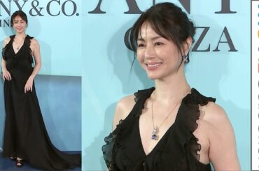 井川遥、胸元がV字に開いた黒ドレス姿で登場／「ティファニー 銀座」オープニングイベント