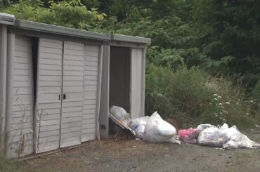 【ヒグマ速報】新聞配達員が襲われ死亡の北海道福島町で新たな出没相次ぐ…道路を横断するクマの姿 スーパーではゴミ置き場が再び荒らされる…住民は車を家の前に横づけ「すぐ乗って出かける」