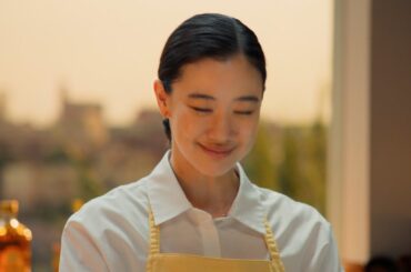蒼井優『角瓶』CM“4代目店主”に　10年ぶり刷新　井川遥からバトンタッチ