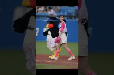 2025-07-17 菅井友香さん始球式（ファーストピッチ）投げるところだけ@ 明治神宮野球場 「応燕はFODで！ナイター」 東京ヤクルトスワローズ vs. 読売ジャイアンツ戦