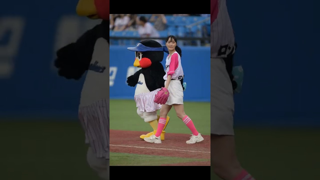 2025-07-17 菅井友香さん始球式（ファーストピッチ）投げるところだけ@ 明治神宮野球場 「応燕はFODで！ナイター」 東京ヤクルトスワローズ vs. 読売ジャイアンツ戦