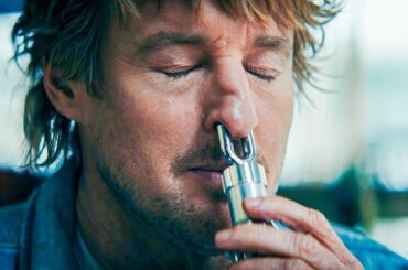 【映画紹介】男は上司を殺し、自分が正気を失っていると思っていたが、ある女性が危険な薬を通してのみ見える隠された世界を彼に見せるまでのことだった。